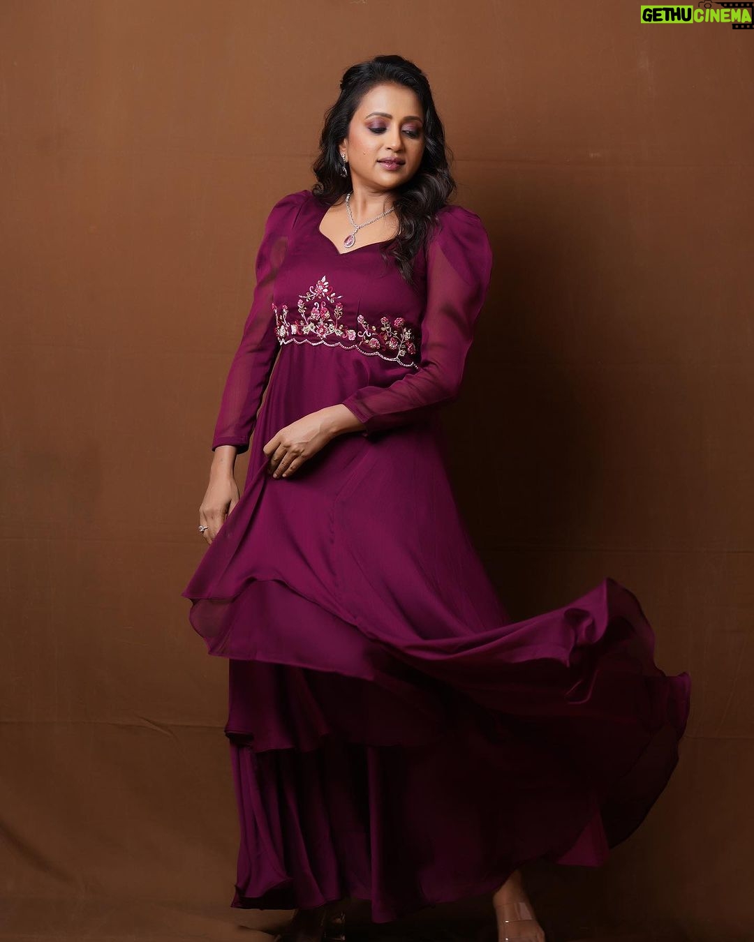 Suma Kanakala Instagram - It always seems impossible until it’s done Styled by @stylebyannapurna Style Team @i.deekshasetti Collaboration with Outfit: @bullion_knot Jewellery @alluringaccessories.a2 Makeup @emraanartistry Hair @koduruamarnath Photography @valmikiramuphotography #suma #anchorsuma #kanakalasuma #anchorsumakanakala #mondaymotivation