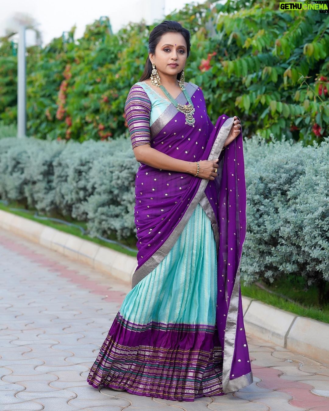 Suma Kanakala Instagram - Smile big, laugh often, and enjoy the little things π Styled by @stylebyannapurna Collaboration with Outfit @varahi_artstudio Jewellery @alluringaccessories.a2 Makeup @emraanartistry Hair @thrinath_nambara_ Photography @valmikiramuphotography #sumakanakala #suma #anchorsuma #anchorsumakanakala #kanakalasuma #saturday #sumaadda #saturdayvibes