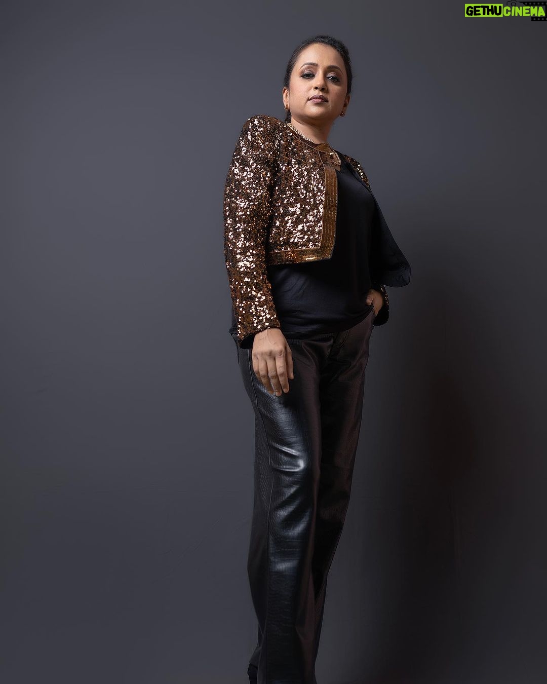 Suma Kanakala Instagram - Friday: The golden gateway to the weekend has arrived! Mine will be a working weekend asusual. ✨ Styled by @stylebyannapurna Style Team @i.deekshasetti Makeup @emraanartistry Hair @chinnisrinu_stylist Photography @valmikiramuphotography #sumakanakala #suma #anchorsuma #anchorsumakanakala #kanakalasuma #friyay #fridayvibes
