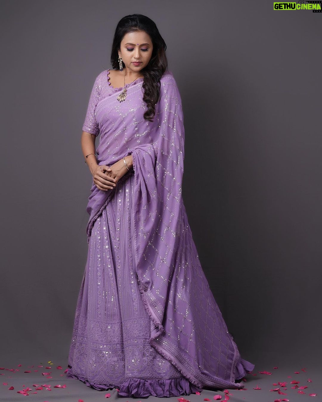 Suma Kanakala Instagram - The harder you work for something, the greater you'll feel when you achieve it. 💜 Styled by @stylebyannapurna Collaboration with Outfit @houseofmudrika Jewellery @alluringaccessories.a2 Makeup @madhu_derangula Hair @thrinath_nambara_ Photography @valmikiramuphotography #sumakanakala #suma #anchorsuma #anchorsumakanakala #kanakalasuma #thursdaythoughts #thursday