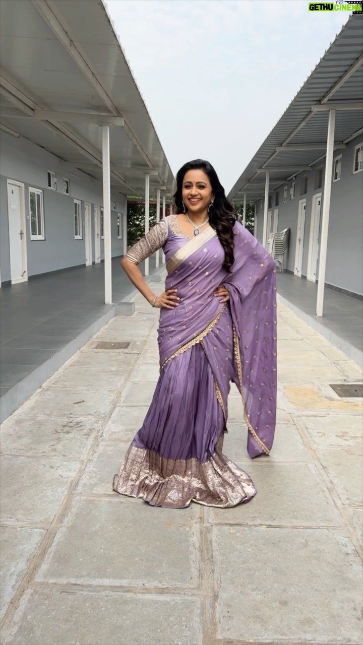 Suma Kanakala Instagram - Happiness is seeing Life for what it is, in all the little moments🤩💜 . styled by @stylebyannapurna @I.deekshasetti Wearing: @varahi_artstudio Jewellery: @the_velvetfly_ Makeup @madhu_derangula Hair @koduruamarnath #sumakanakala #anchorsuma #anchorsumakanakala #kanakalasuma #trending #Viral