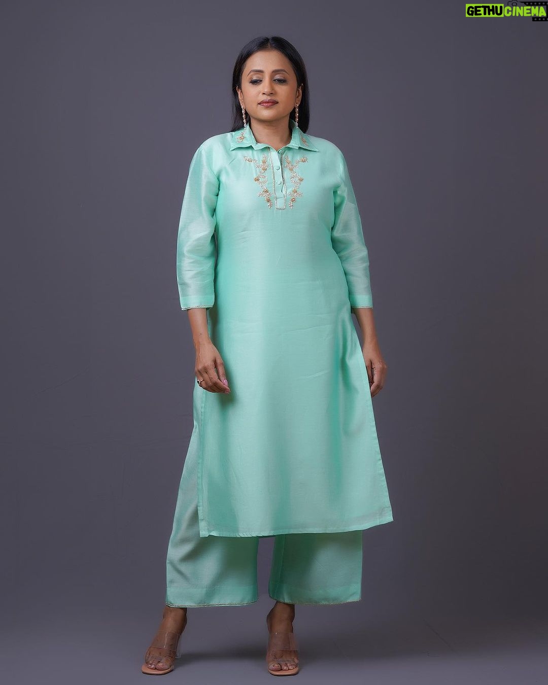 Suma Kanakala Instagram - Your attitude determines your direction! Styled by @stylebyannapurna Collaboration with Outfit @laya_gonuguntla Jewellery @alluringaccessories.a2 Makeup @emraanartistry Hair @thrinath_nambara_ Photography @valmikiramuphotography #sumakanakala #suma #anchorsuma #anchorsumakanakala #wednesdaywisdom #wednesday