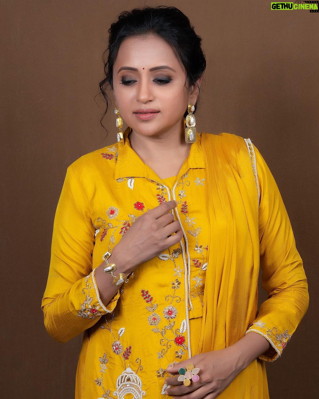 Suma Kanakala Instagram - True elegance is the manifestation of independent mind 💛✨ . styled by @stylebyannapurna Wearing: @vrb_collections Jewellery : @aanvitrends Makeup @madhu_derangula Hair @koduruamarnath Photography @valmikiramuphotography #sumakanakala #anchorsuma #anchorsumakanakala #kanakalasuma
