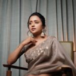 Suma Kanakala Instagram - Radiate positivity through out the day and you feel Everyday is Beautiful..🧡🤎 . styled by @stylebyannapurna Collaboration with Outfit @anushareddy.couture Jewellery @alluringaccessories.a2 Makeup @madhu_derangula Hair @koduruamarnath Photography @miracle_art_studio7 #sumakanakala #anchorsuma #anchorsumakanakala #kanakalasuma