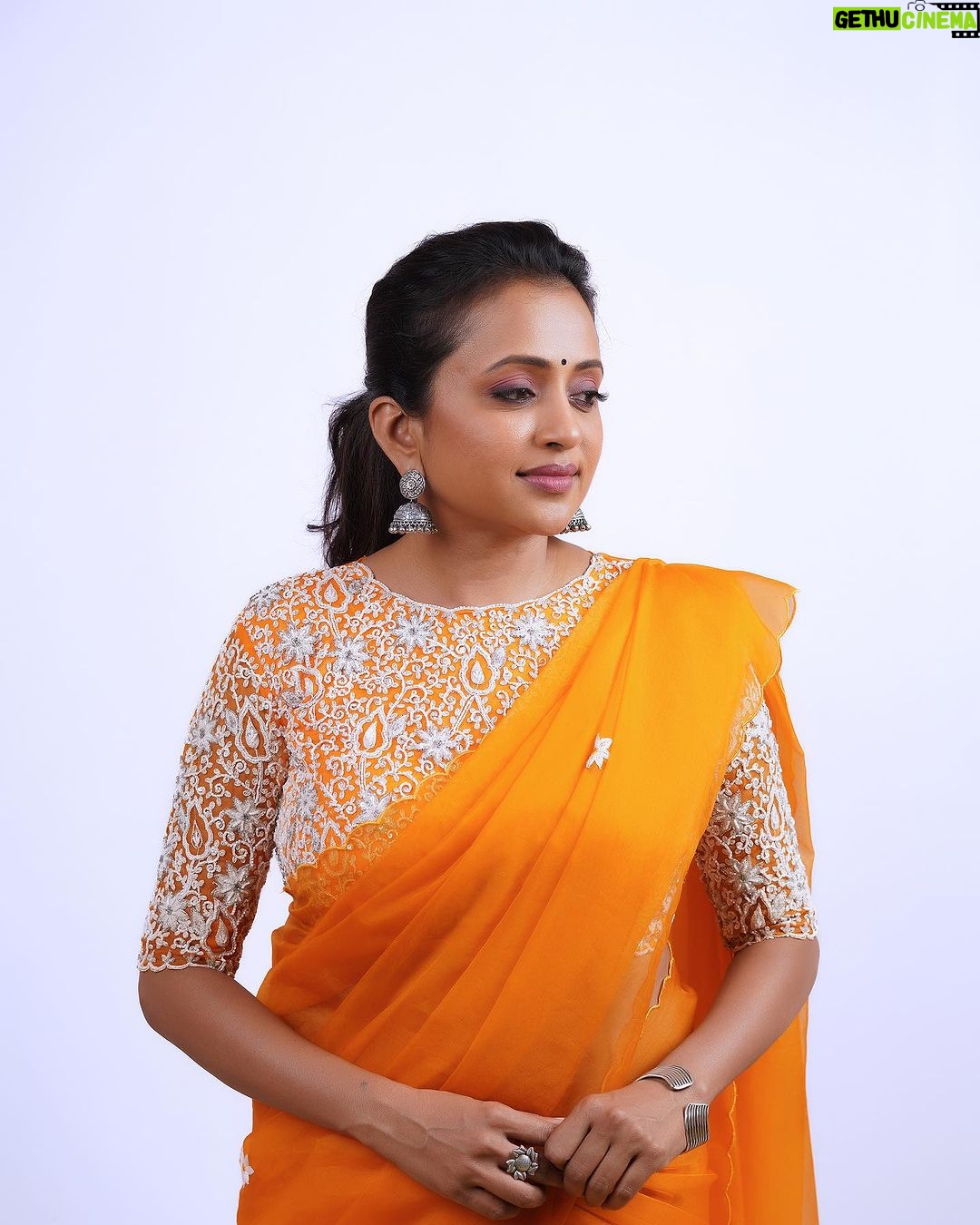 Suma Kanakala Instagram - 🧡 Styled by @stylebyannapurna Collaboration with Outfit @sricouture Jewellery @tantra.brassjewellery Makeup @emraanartistry Hair @koduruamarnath Photography @valmikiramuphotography #sumakanakala #anchorsuma #anchorsumakanakala #kanakalasuma #sunday