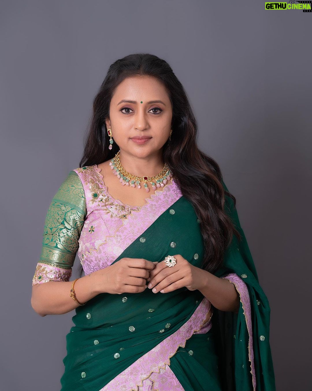 Suma Kanakala Instagram - Your hustle speaks louder than your words 🌸 Styled by @stylebyannapurna Collaboration with Outfit @varahi_artstudio Jewellery @alluringaccessories.a2 Makeup @madhu_derangula Hair @koduruamarnath Photography @valmikiramuphotography #sumakanakala #suma #anchorsuma #anchorsumakanakala #sumaadda #sundaying