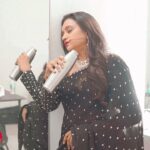 Suma Kanakala Instagram - The struggle is Real😐 . Styled by @officialanahita Style team: @pranathivarma.k Collaboration with Outfit: @indie_vastralay Jewellery: @adornablesbysonalimehra Makeup @madhu_derangula Hair @koduruamarnath #sumakanakala #anchorsuma #anchorsumakanakala #kanakalasuma #comedy #funnyreels #trendingreels #viralvideos
