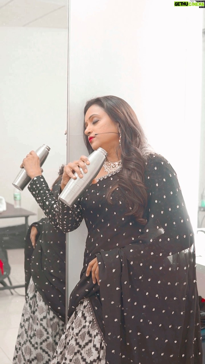 Suma Kanakala Instagram - The struggle is Real😐 . Styled by @officialanahita Style team: @pranathivarma.k Collaboration with Outfit: @indie_vastralay Jewellery: @adornablesbysonalimehra Makeup @madhu_derangula Hair @koduruamarnath #sumakanakala #anchorsuma #anchorsumakanakala #kanakalasuma #comedy #funnyreels #trendingreels #viralvideos