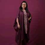 Suma Kanakala Instagram - Your dreams are worth the effort; don’t give up. Styled by @stylebyannapurna Collaboration with Outfit @vrb_collections Jewellery @alluringaccessories.a2 Makeup @madhu_derangula Hair @chinnisrinu_stylist Photography @valmikiramuphotography #sumakanakala #suma #anchorsumakanakala #kanakalasuma #anchorsuma #thursdaythoughts