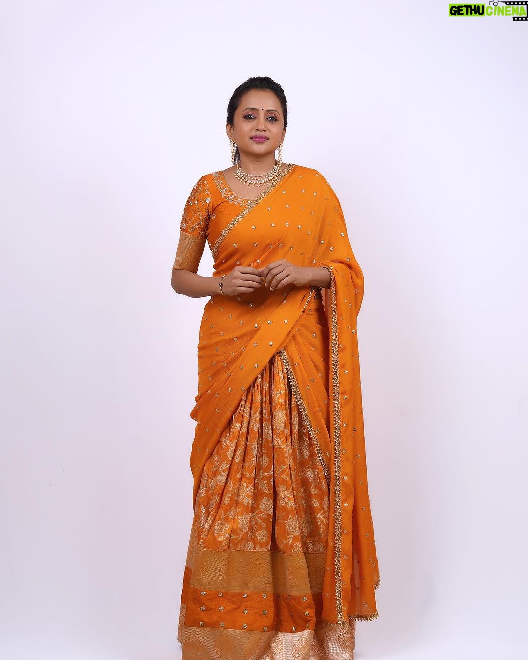 Suma Kanakala Instagram - Strength comes from within; unleash it. Styled by @stylebyannapurna Collaboration with Outfit @varahi_artstudio Jewellery @fashioncurvee Makeup @emraanartistry Hair @koduruamarnath Photography @valmikiramuphotography #sumakanakala #suma #anchorsuma #anchorsumakanakala #thursdaythoughts