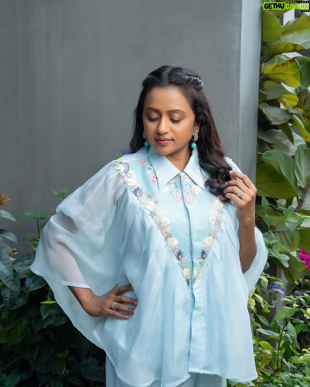 Suma Kanakala Instagram - Believe in the power of your dreams 🦋 Styled by @stylebyannapurna Collaboration with Outfit @kuntunaath.in Jewellery @sammohana_by_anushauppaluri Makeup @emraanartistry Hair @chinnisrinu_stylist Photography @valmikiramuphotography #sumakanakala #suma #anchorsuma #anchorsumakanakala #kanakalasuma