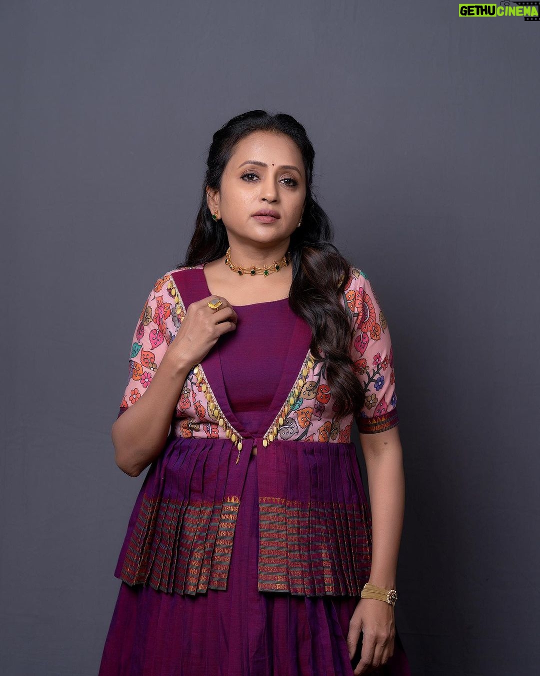 Suma Kanakala Instagram - Embrace the journey; your destination is worth it. styled by @stylebyannapurna Collaboration with Outfit @vrb_collections Jewellery @kaya_online_ Makeup @emraanartistry Hair @koduruamarnath Photography @valmikiramuphotography #sumakanakala #anchorsuma #anchorsumakanakala #kanakalasuma #tuesdaythoughts #tuesday