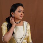 Suma Kanakala Instagram - Good morning fam! Happy Monday…Have a fantastic start to the week ahead! ✨ It’s a super busy day for me today! #excited Styled by @stylebyannapurna Collaboration with Outfit @bullion_knot Jewellery @alluringaccessories.a2 Makeup @emraanartistry Hair @koduruamarnath Photography @valmikiramuphotography #sumakanakala #suma #anchorsuma #anchorsumakanakala #monday #mondaymotivation