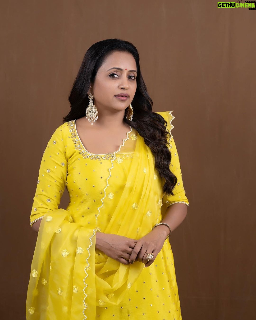 Suma Kanakala Instagram - Stars can’t shine without darkness..💛✨ . styled by @stylebyannapurna wearing : @maramsclothing_official Jewellery @alluringaccessories.a2 Hair @koduruamarnath Photography @valmikiramuphotography #sumakanakala #anchorsuma #anchorsumakanakala #kanakalasuma