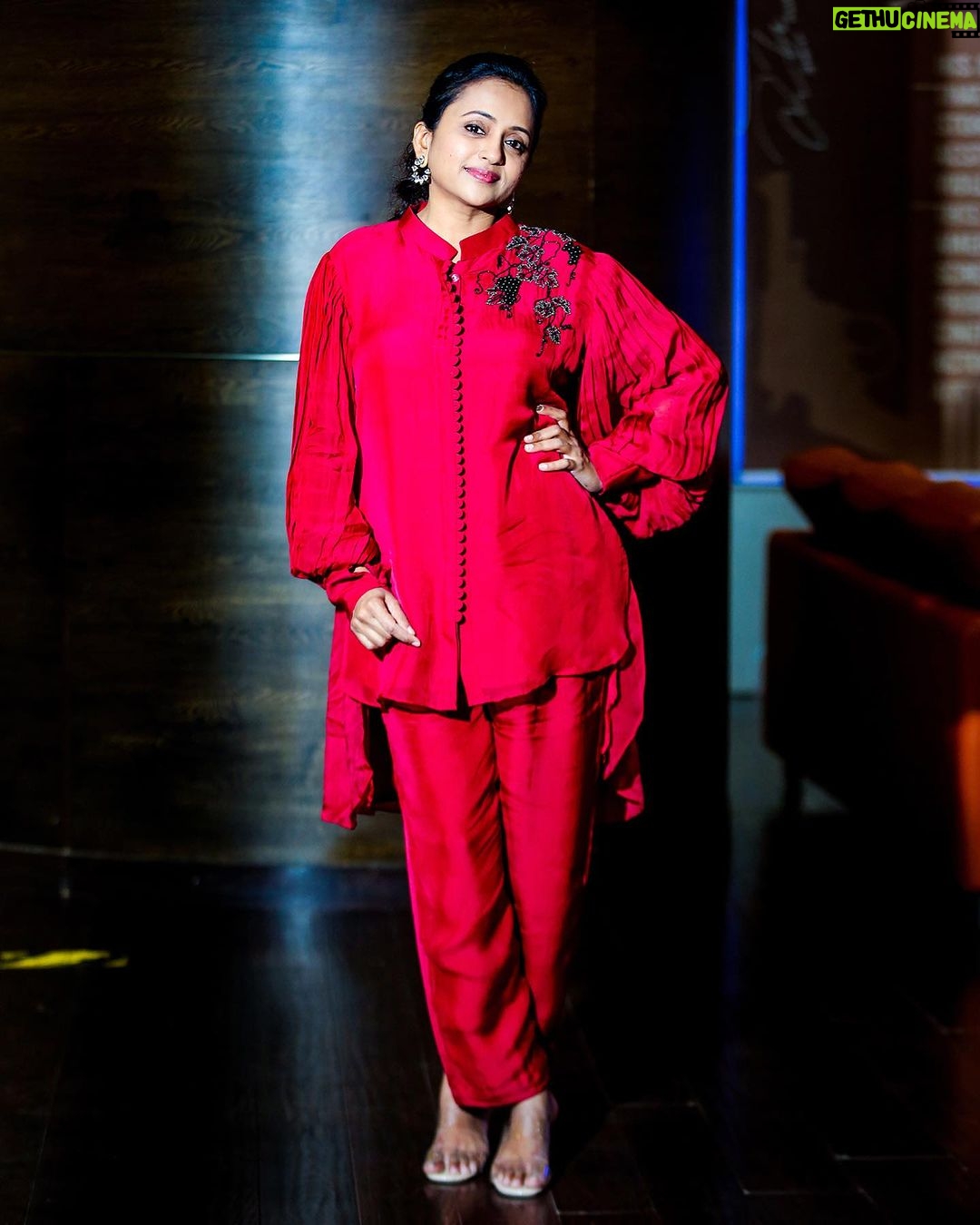 Suma Kanakala Instagram - Think like a Queen, Act like a Queen👑✨ styled by @stylebyannapurna Wearing @Eeshadesignsofficial Jewellery @fashioncurvee Hair @koduruamarnath Photography @ranjithpawan_photography #sumakanakala #anchorsuma #anchorsumakanakala #kanakalasuma