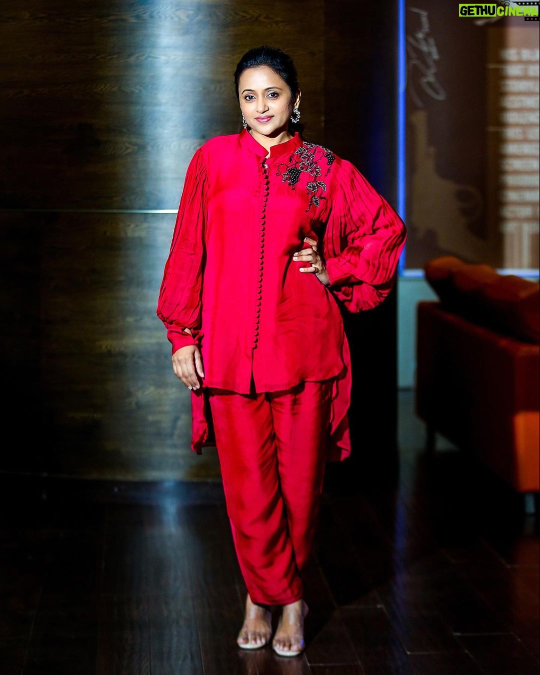Suma Kanakala Instagram - Think like a Queen, Act like a Queen👑✨ styled by @stylebyannapurna Wearing @Eeshadesignsofficial Jewellery @fashioncurvee Hair @koduruamarnath Photography @ranjithpawan_photography #sumakanakala #anchorsuma #anchorsumakanakala #kanakalasuma