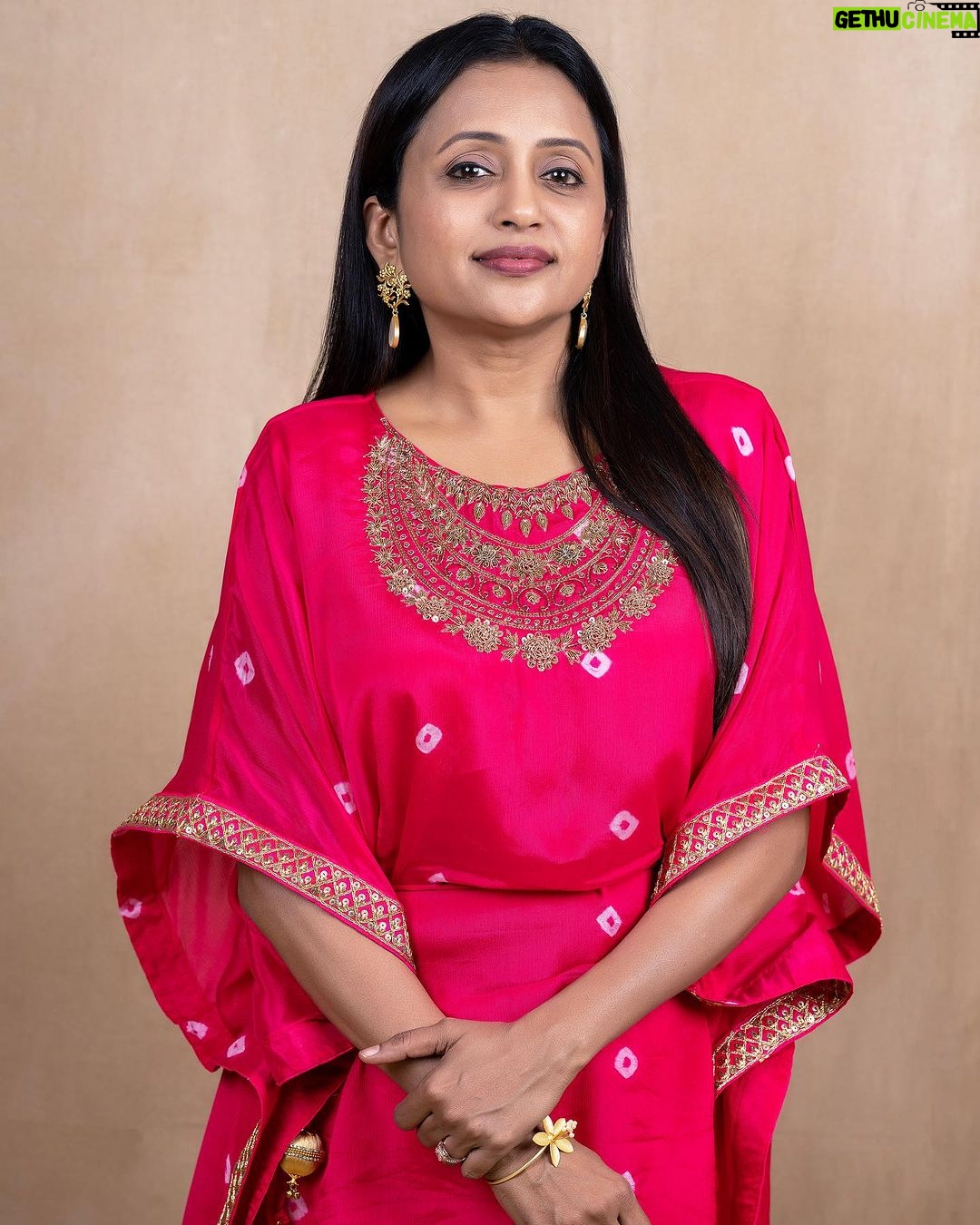 Suma Kanakala Instagram - Happiness is the best makeup..πβ¨π . styled by @stylebyannapurna Wearing : @vrb_collections Jewellery: @thedazzlevogue Hair @koduruamarnath Photography @valmikiramuphotography #sumakanakala #anchorsuma #anchorsumakanakala #kanakalasuma