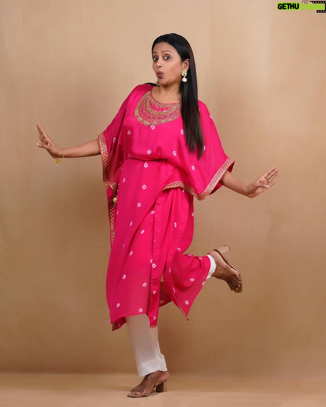 Suma Kanakala Instagram - Happiness is the best makeup..πβ¨π . styled by @stylebyannapurna Wearing : @vrb_collections Jewellery: @thedazzlevogue Hair @koduruamarnath Photography @valmikiramuphotography #sumakanakala #anchorsuma #anchorsumakanakala #kanakalasuma
