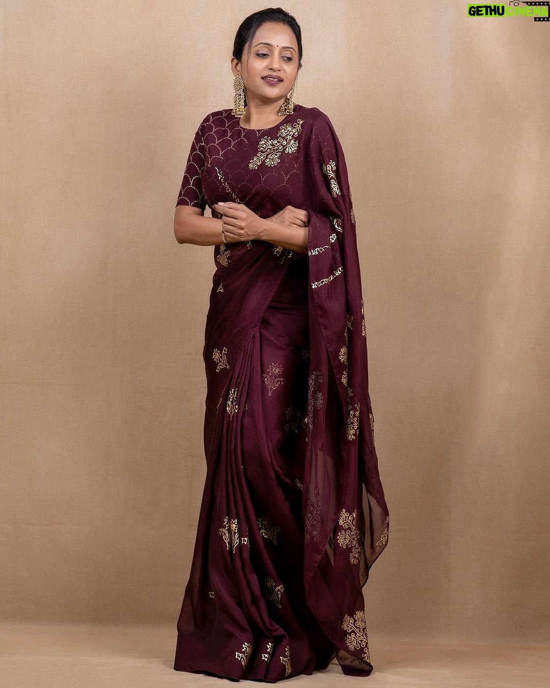 Suma Kanakala Instagram - Life is too short to spend it at war with yourself😊 . styled by @stylebyannapurna Wearing @kanakadharadesigns Jewellery @alluringaccessories.a2 Photography @valmikiramuphotography #sumakanakala #anchorsuma #anchorsumakanakala #kanakalasuma