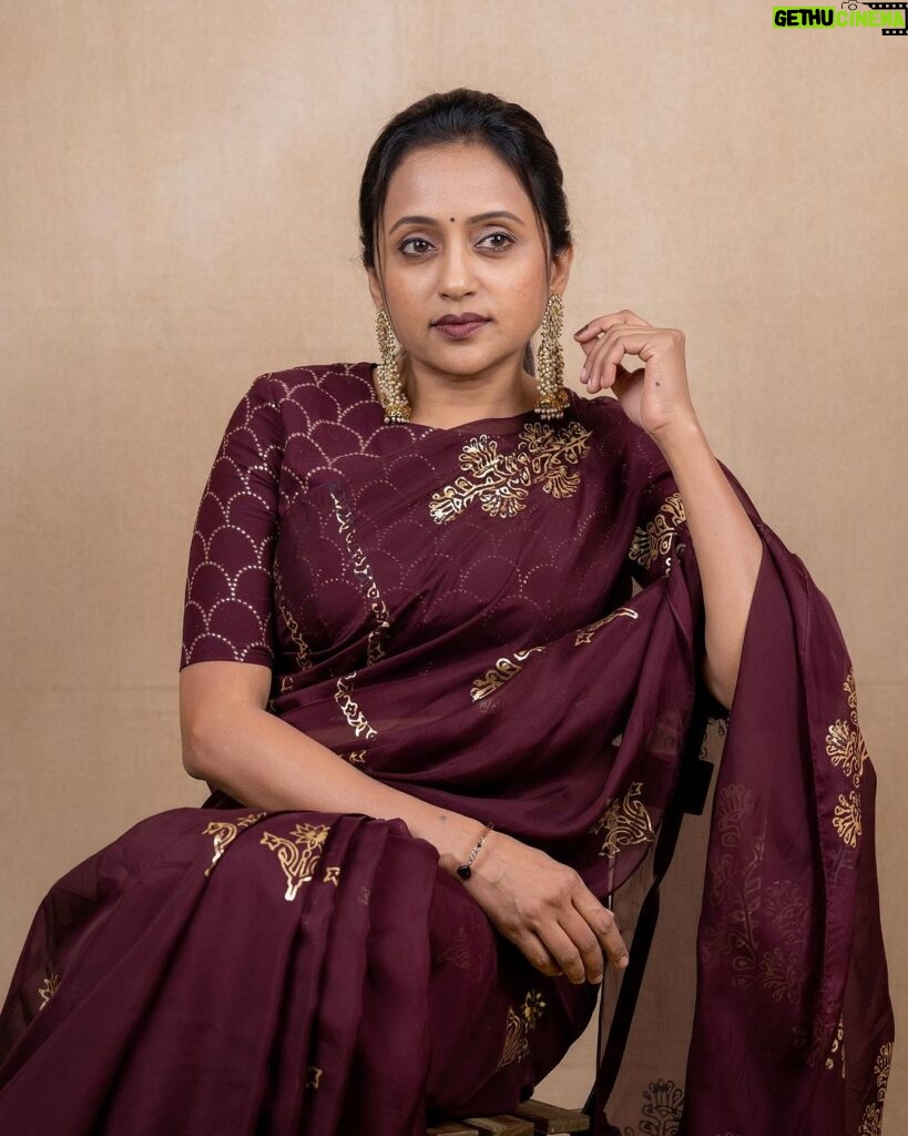 Suma Kanakala Instagram - Life is too short to spend it at war with yourself😊 . styled by @stylebyannapurna Wearing @kanakadharadesigns Jewellery @alluringaccessories.a2 Photography @valmikiramuphotography #sumakanakala #anchorsuma #anchorsumakanakala #kanakalasuma