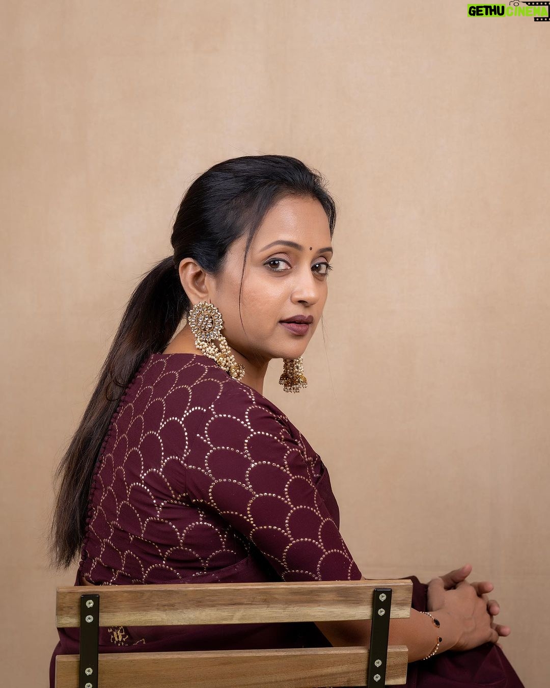 Suma Kanakala Instagram - Life is too short to spend it at war with yourself😊 . styled by @stylebyannapurna Wearing @kanakadharadesigns Jewellery @alluringaccessories.a2 Photography @valmikiramuphotography #sumakanakala #anchorsuma #anchorsumakanakala #kanakalasuma