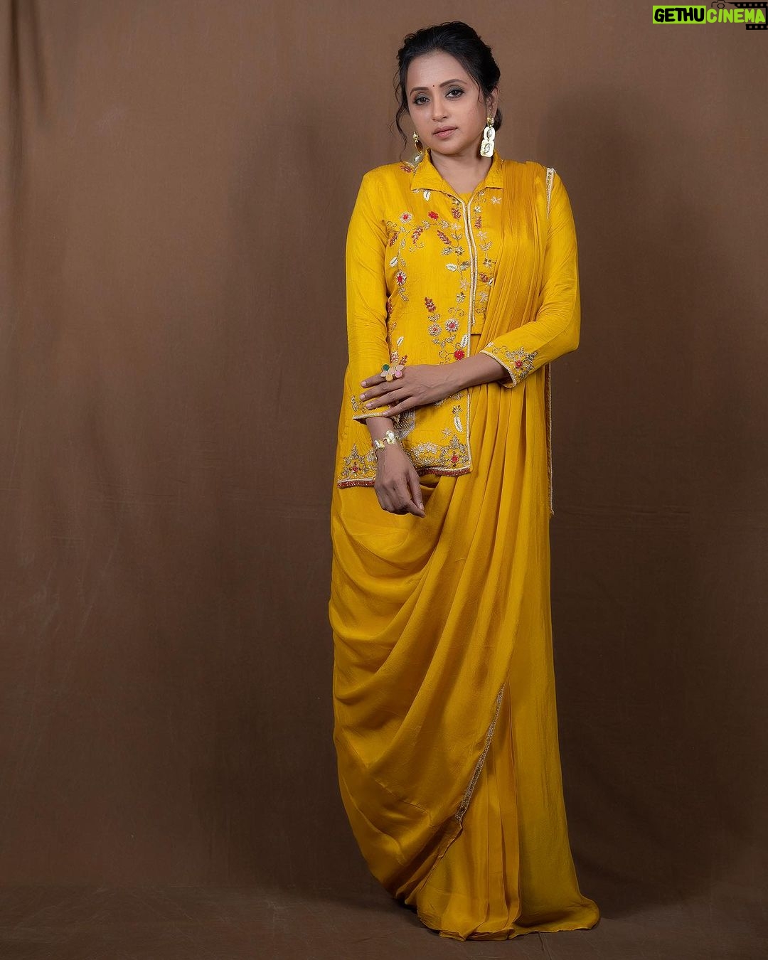 Suma Kanakala Instagram - True elegance is the manifestation of independent mind 💛✨ . styled by @stylebyannapurna Wearing: @vrb_collections Jewellery : @aanvitrends Makeup @madhu_derangula Hair @koduruamarnath Photography @valmikiramuphotography #sumakanakala #anchorsuma #anchorsumakanakala #kanakalasuma