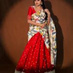 Suma Kanakala Instagram - There is beauty in the chaos of living✨ . styled by @stylebyannapurna Wearing: @varahi_artstudio Jewellery: @alluringaccessories.a2 @tantra.brassjewellery Makeup @madhu_derangula Hair @koduruamarnath Photography @swipeupproductions #sumakanakala #anchorsuma #anchorsumakanakala #kanakalasuma #Mondaymotivation
