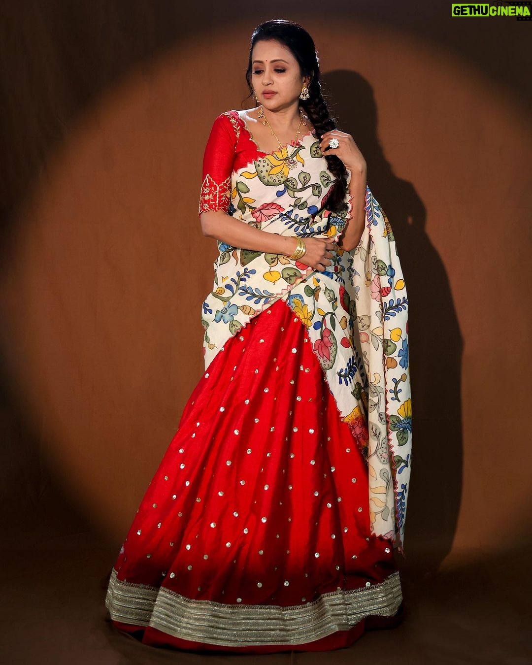 Suma Kanakala Instagram - There is beauty in the chaos of living✨ . styled by @stylebyannapurna Wearing: @varahi_artstudio Jewellery: @alluringaccessories.a2 @tantra.brassjewellery Makeup @madhu_derangula Hair @koduruamarnath Photography @swipeupproductions #sumakanakala #anchorsuma #anchorsumakanakala #kanakalasuma #Mondaymotivation