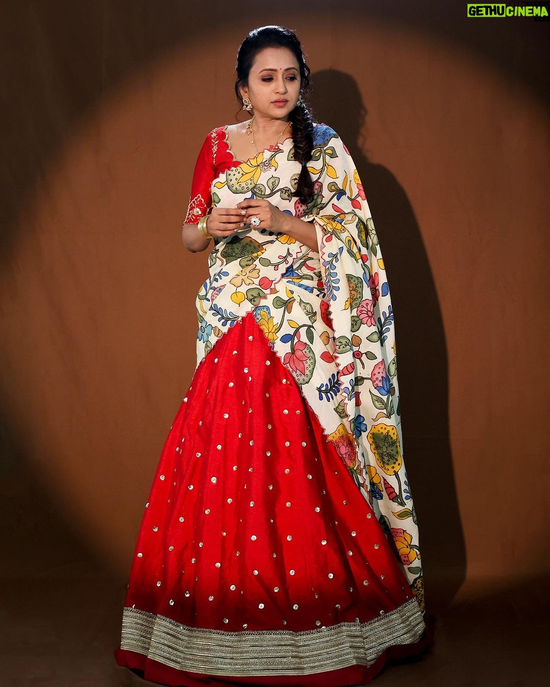 Suma Kanakala Instagram - There is beauty in the chaos of living✨ . styled by @stylebyannapurna Wearing: @varahi_artstudio Jewellery: @alluringaccessories.a2 @tantra.brassjewellery Makeup @madhu_derangula Hair @koduruamarnath Photography @swipeupproductions #sumakanakala #anchorsuma #anchorsumakanakala #kanakalasuma #Mondaymotivation