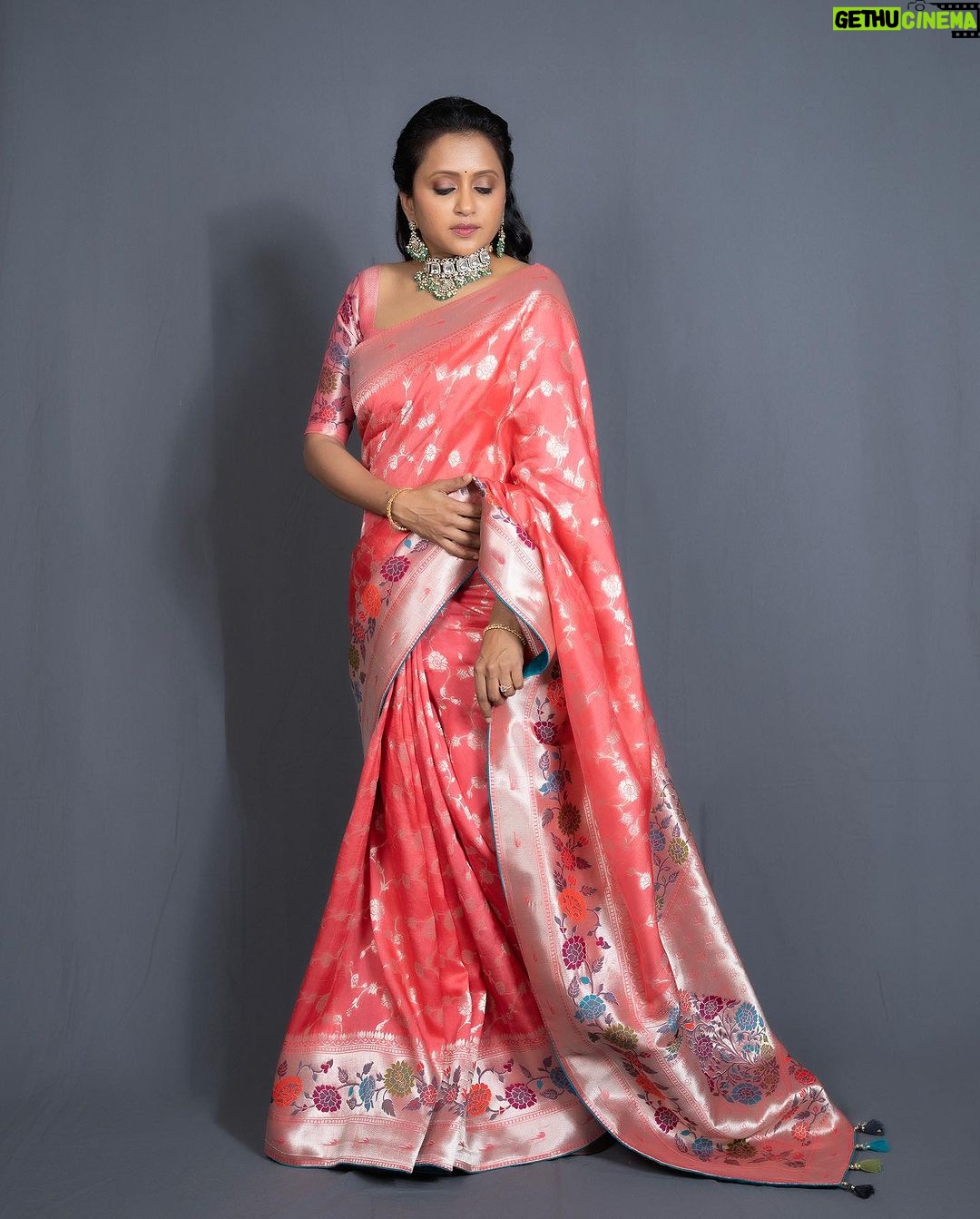 Suma Kanakala Instagram - Stay patient and trust the journey.. Styled by @stylebyannapurna Collaboration with Outfit @vrb_collections Jewellery @fashioncurvee Makeup @emraanartistry Hair @chinnisrinu_stylist Photography @valmikiramuphotography #sumakanakala #suma #kanakalasuma #anchorsuma #saturday #saturdayvibes