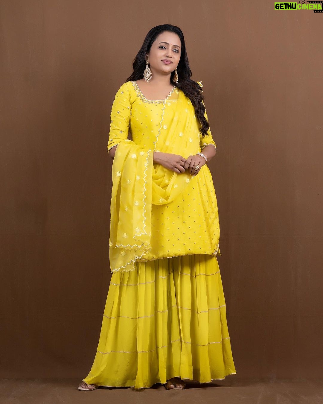 Suma Kanakala Instagram - Stars can’t shine without darkness..💛✨ . styled by @stylebyannapurna wearing : @maramsclothing_official Jewellery @alluringaccessories.a2 Hair @koduruamarnath Photography @valmikiramuphotography #sumakanakala #anchorsuma #anchorsumakanakala #kanakalasuma
