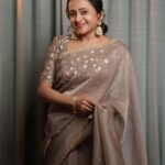Suma Kanakala Instagram - Radiate positivity through out the day and you feel Everyday is Beautiful..🧡🤎 . styled by @stylebyannapurna Collaboration with Outfit @anushareddy.couture Jewellery @alluringaccessories.a2 Makeup @madhu_derangula Hair @koduruamarnath Photography @miracle_art_studio7 #sumakanakala #anchorsuma #anchorsumakanakala #kanakalasuma