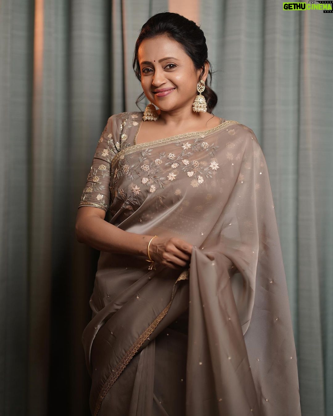 Suma Kanakala Instagram - Radiate positivity through out the day and you feel Everyday is Beautiful..🧡🤎 . styled by @stylebyannapurna Collaboration with Outfit @anushareddy.couture Jewellery @alluringaccessories.a2 Makeup @madhu_derangula Hair @koduruamarnath Photography @miracle_art_studio7 #sumakanakala #anchorsuma #anchorsumakanakala #kanakalasuma