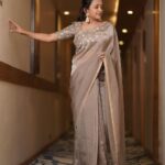 Suma Kanakala Instagram - Radiate positivity through out the day and you feel Everyday is Beautiful..🧡🤎 . styled by @stylebyannapurna Collaboration with Outfit @anushareddy.couture Jewellery @alluringaccessories.a2 Makeup @madhu_derangula Hair @koduruamarnath Photography @miracle_art_studio7 #sumakanakala #anchorsuma #anchorsumakanakala #kanakalasuma