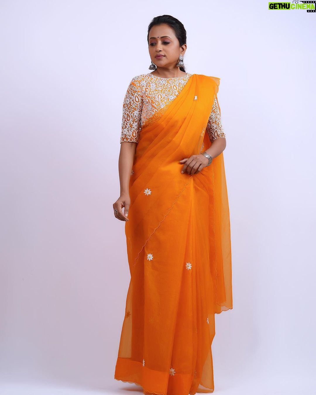 Suma Kanakala Instagram - 🧡 Styled by @stylebyannapurna Collaboration with Outfit @sricouture Jewellery @tantra.brassjewellery Makeup @emraanartistry Hair @koduruamarnath Photography @valmikiramuphotography #sumakanakala #anchorsuma #anchorsumakanakala #kanakalasuma #sunday