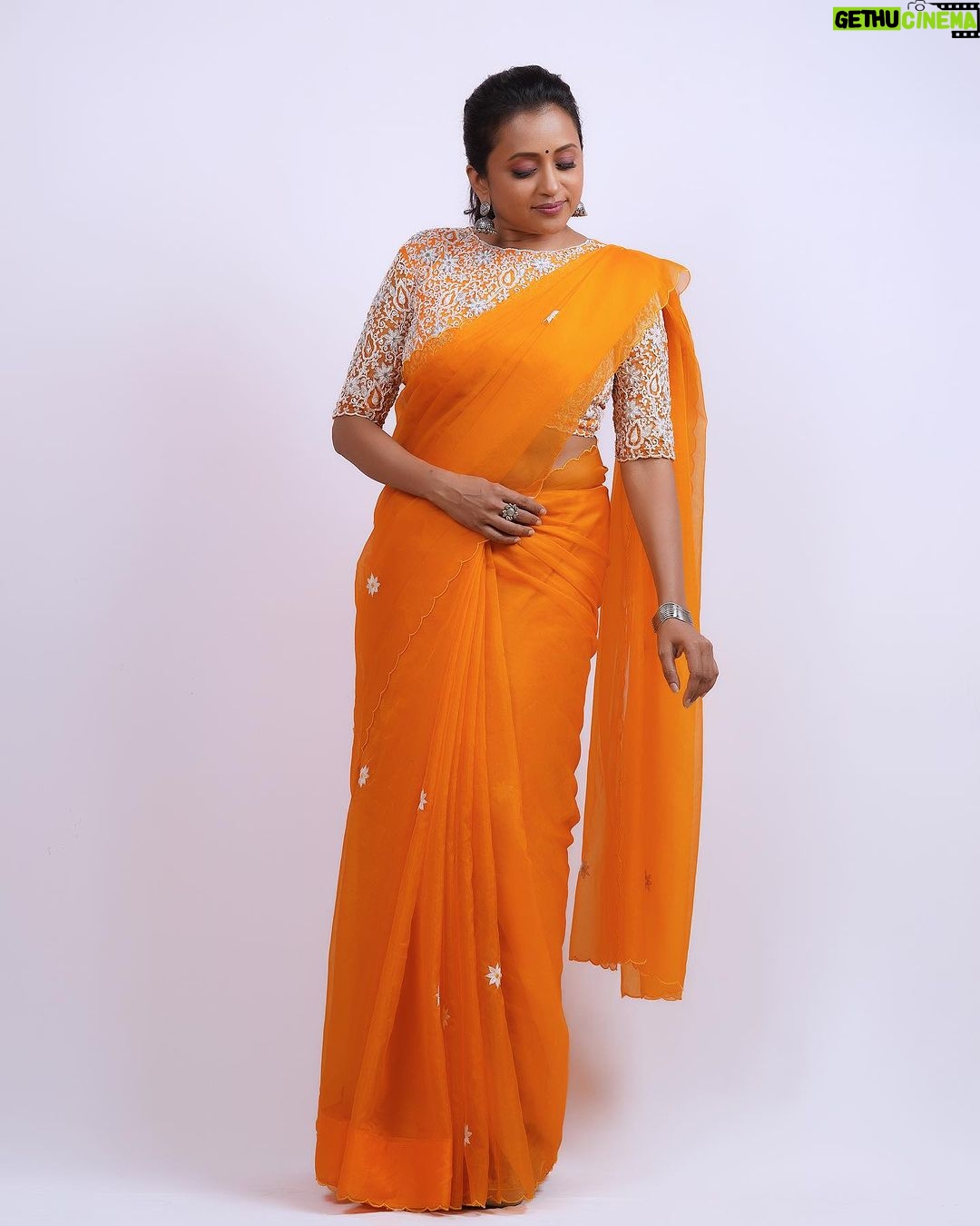 Suma Kanakala Instagram - 🧡 Styled by @stylebyannapurna Collaboration with Outfit @sricouture Jewellery @tantra.brassjewellery Makeup @emraanartistry Hair @koduruamarnath Photography @valmikiramuphotography #sumakanakala #anchorsuma #anchorsumakanakala #kanakalasuma #sunday