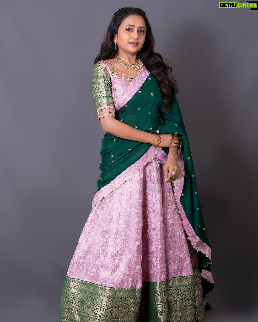 Suma Kanakala Instagram - Your hustle speaks louder than your words 🌸 Styled by @stylebyannapurna Collaboration with Outfit @varahi_artstudio Jewellery @alluringaccessories.a2 Makeup @madhu_derangula Hair @koduruamarnath Photography @valmikiramuphotography #sumakanakala #suma #anchorsuma #anchorsumakanakala #sumaadda #sundaying