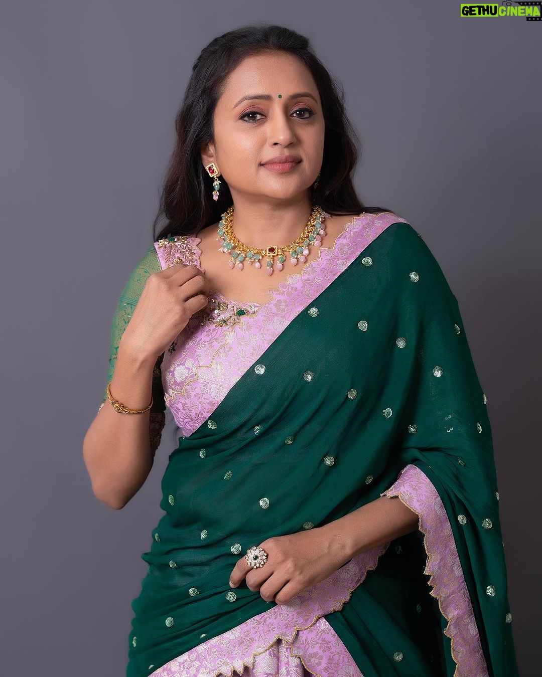 Suma Kanakala Instagram - Your hustle speaks louder than your words 🌸 Styled by @stylebyannapurna Collaboration with Outfit @varahi_artstudio Jewellery @alluringaccessories.a2 Makeup @madhu_derangula Hair @koduruamarnath Photography @valmikiramuphotography #sumakanakala #suma #anchorsuma #anchorsumakanakala #sumaadda #sundaying