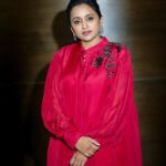 Suma Kanakala Instagram - Think like a Queen, Act like a Queen👑✨ styled by @stylebyannapurna Wearing @Eeshadesignsofficial Jewellery @fashioncurvee Hair @koduruamarnath Photography @ranjithpawan_photography #sumakanakala #anchorsuma #anchorsumakanakala #kanakalasuma