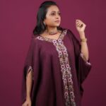 Suma Kanakala Instagram - Your dreams are worth the effort; don’t give up. Styled by @stylebyannapurna Collaboration with Outfit @vrb_collections Jewellery @alluringaccessories.a2 Makeup @madhu_derangula Hair @chinnisrinu_stylist Photography @valmikiramuphotography #sumakanakala #suma #anchorsumakanakala #kanakalasuma #anchorsuma #thursdaythoughts