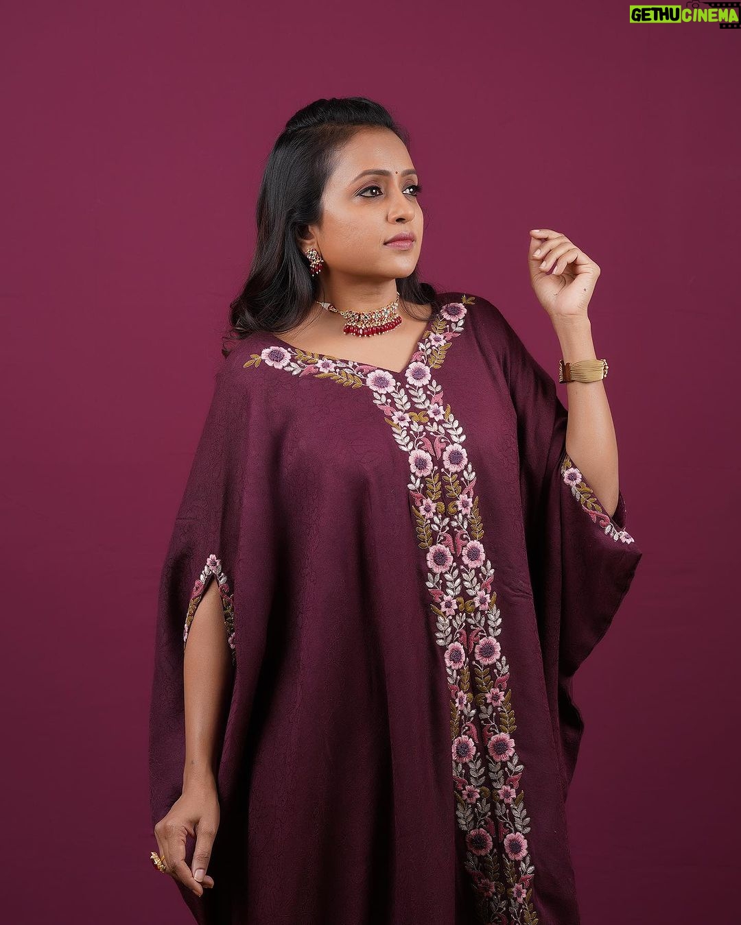 Suma Kanakala Instagram - Your dreams are worth the effort; don’t give up. Styled by @stylebyannapurna Collaboration with Outfit @vrb_collections Jewellery @alluringaccessories.a2 Makeup @madhu_derangula Hair @chinnisrinu_stylist Photography @valmikiramuphotography #sumakanakala #suma #anchorsumakanakala #kanakalasuma #anchorsuma #thursdaythoughts