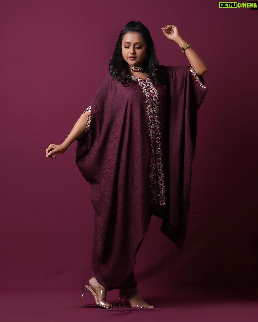 Suma Kanakala Instagram - Your dreams are worth the effort; don’t give up. Styled by @stylebyannapurna Collaboration with Outfit @vrb_collections Jewellery @alluringaccessories.a2 Makeup @madhu_derangula Hair @chinnisrinu_stylist Photography @valmikiramuphotography #sumakanakala #suma #anchorsumakanakala #kanakalasuma #anchorsuma #thursdaythoughts
