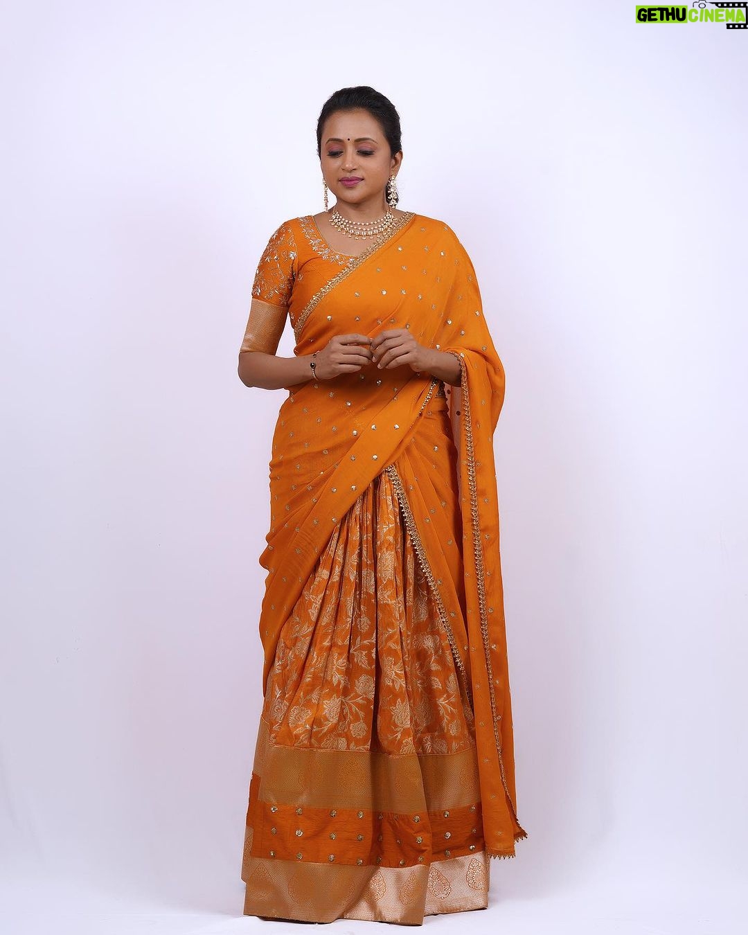 Suma Kanakala Instagram - Strength comes from within; unleash it. Styled by @stylebyannapurna Collaboration with Outfit @varahi_artstudio Jewellery @fashioncurvee Makeup @emraanartistry Hair @koduruamarnath Photography @valmikiramuphotography #sumakanakala #suma #anchorsuma #anchorsumakanakala #thursdaythoughts