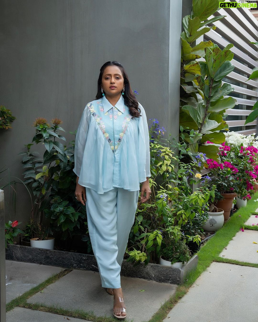 Suma Kanakala Instagram - Believe in the power of your dreams 🦋 Styled by @stylebyannapurna Collaboration with Outfit @kuntunaath.in Jewellery @sammohana_by_anushauppaluri Makeup @emraanartistry Hair @chinnisrinu_stylist Photography @valmikiramuphotography #sumakanakala #suma #anchorsuma #anchorsumakanakala #kanakalasuma