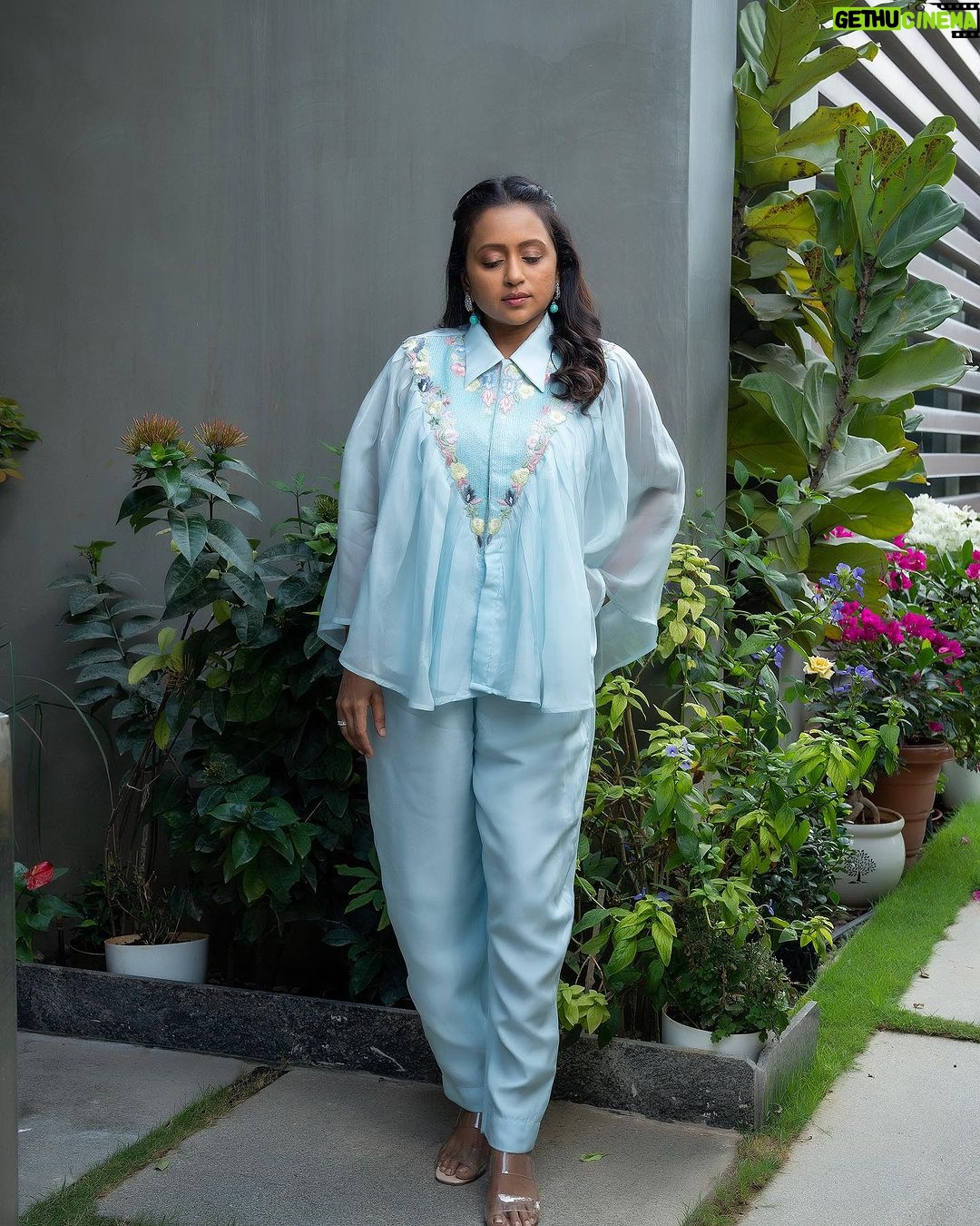 Suma Kanakala Instagram - Believe in the power of your dreams 🦋 Styled by @stylebyannapurna Collaboration with Outfit @kuntunaath.in Jewellery @sammohana_by_anushauppaluri Makeup @emraanartistry Hair @chinnisrinu_stylist Photography @valmikiramuphotography #sumakanakala #suma #anchorsuma #anchorsumakanakala #kanakalasuma