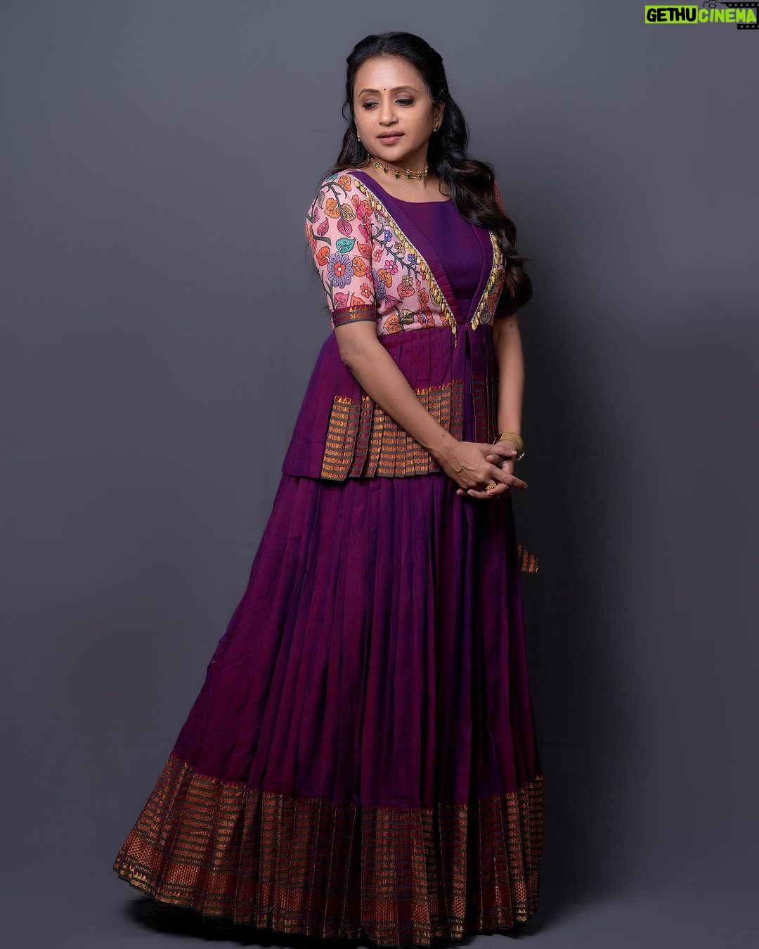 Suma Kanakala Instagram - Embrace the journey; your destination is worth it. styled by @stylebyannapurna Collaboration with Outfit @vrb_collections Jewellery @kaya_online_ Makeup @emraanartistry Hair @koduruamarnath Photography @valmikiramuphotography #sumakanakala #anchorsuma #anchorsumakanakala #kanakalasuma #tuesdaythoughts #tuesday