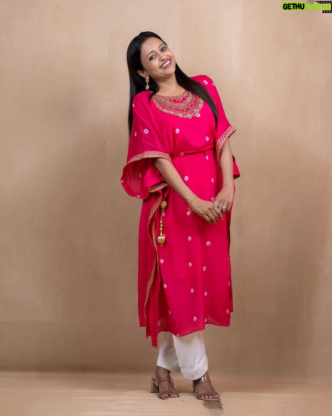 Suma Kanakala Instagram - Happiness is the best makeup..πβ¨π . styled by @stylebyannapurna Wearing : @vrb_collections Jewellery: @thedazzlevogue Hair @koduruamarnath Photography @valmikiramuphotography #sumakanakala #anchorsuma #anchorsumakanakala #kanakalasuma