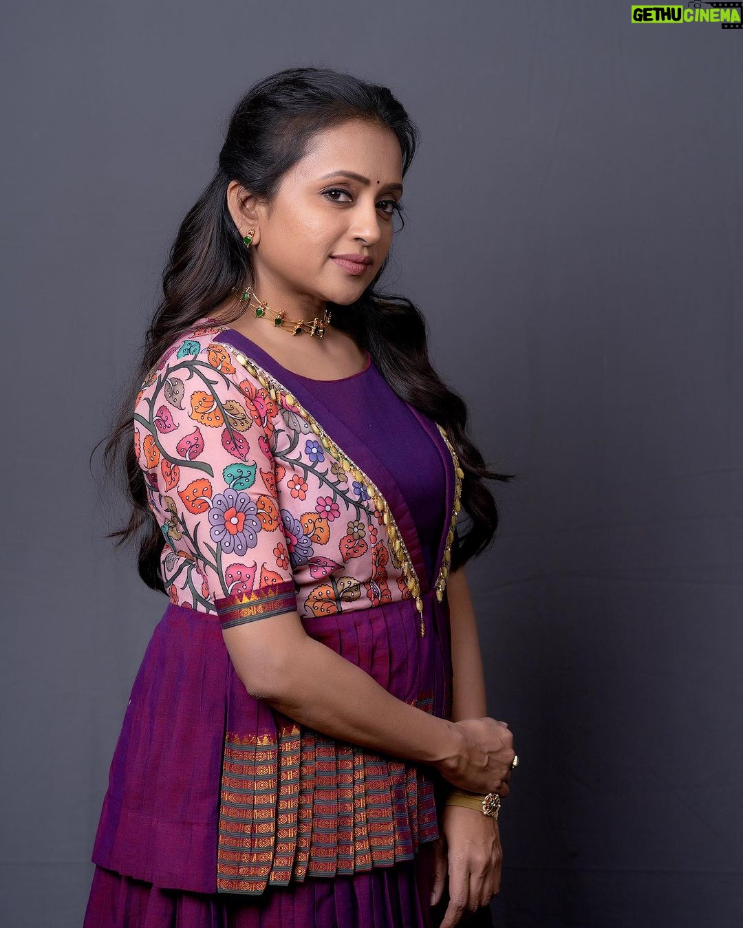 Suma Kanakala Instagram - Embrace the journey; your destination is worth it. styled by @stylebyannapurna Collaboration with Outfit @vrb_collections Jewellery @kaya_online_ Makeup @emraanartistry Hair @koduruamarnath Photography @valmikiramuphotography #sumakanakala #anchorsuma #anchorsumakanakala #kanakalasuma #tuesdaythoughts #tuesday