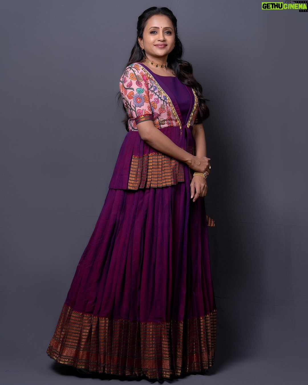 Suma Kanakala Instagram - Embrace the journey; your destination is worth it. styled by @stylebyannapurna Collaboration with Outfit @vrb_collections Jewellery @kaya_online_ Makeup @emraanartistry Hair @koduruamarnath Photography @valmikiramuphotography #sumakanakala #anchorsuma #anchorsumakanakala #kanakalasuma #tuesdaythoughts #tuesday