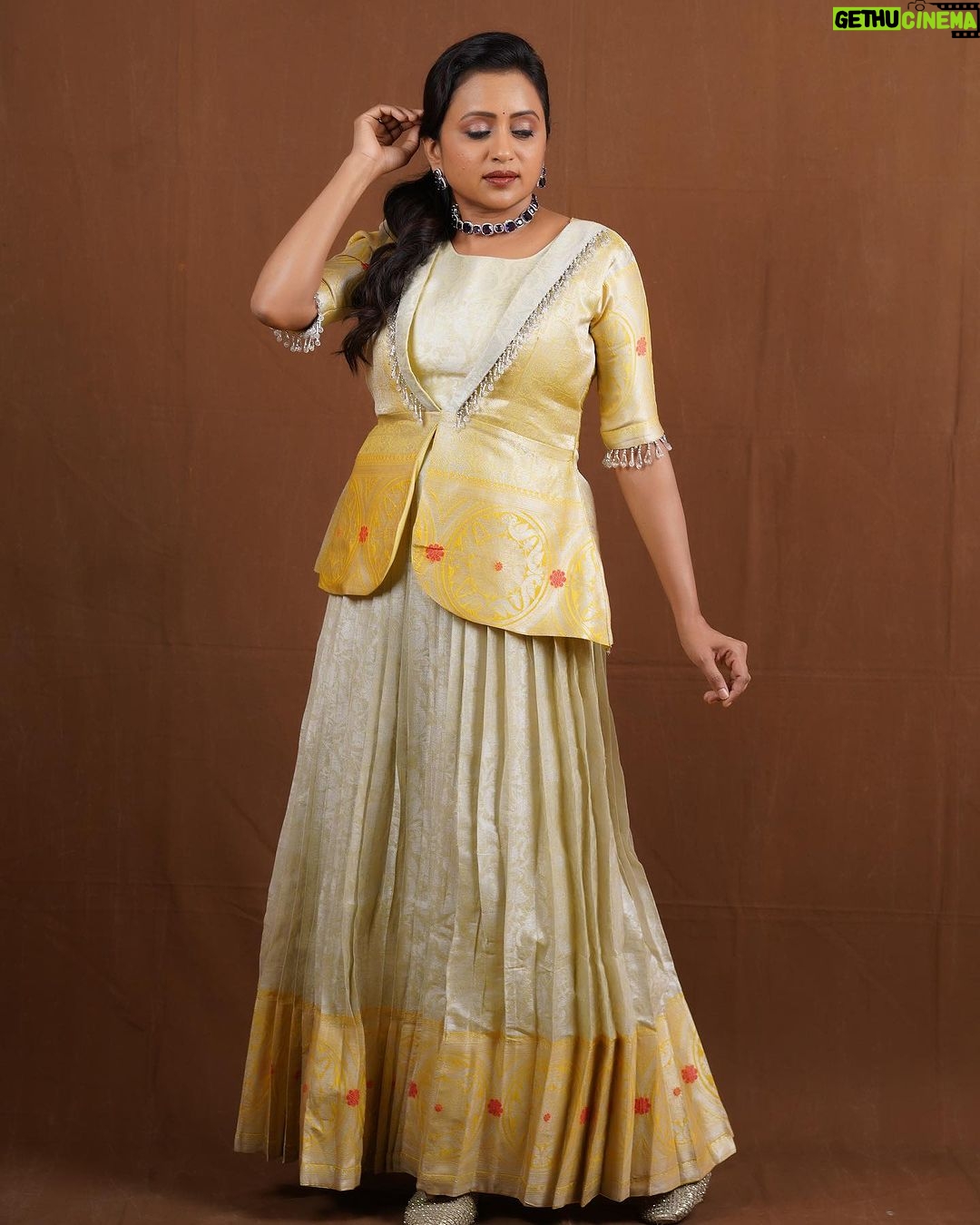 Suma Kanakala Instagram - Good morning fam! Happy Monday…Have a fantastic start to the week ahead! ✨ It’s a super busy day for me today! #excited Styled by @stylebyannapurna Collaboration with Outfit @bullion_knot Jewellery @alluringaccessories.a2 Makeup @emraanartistry Hair @koduruamarnath Photography @valmikiramuphotography #sumakanakala #suma #anchorsuma #anchorsumakanakala #monday #mondaymotivation